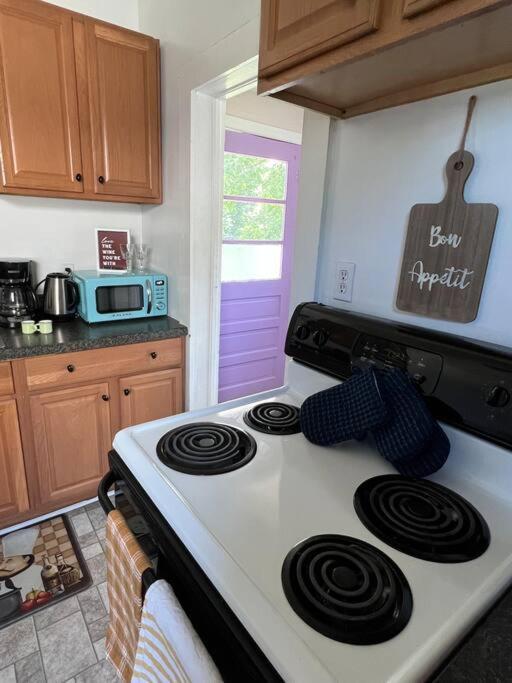 The Purple Door Apt In The Heart Of Radford City מראה חיצוני תמונה